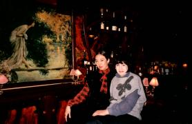Със Сун Хуай Куей, една от най-близките приятелки на Вера през годините, в прочутия пекински ресторант 'Максим'