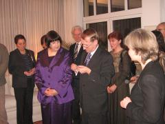 Шведският посланик Бертил Рут връчва на Вера Ганчева Кралския орден на Полярната звезда I степен 