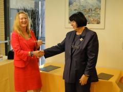 Норвежката посланичка Тове Скарстейн удостоява Вера Ганчева с Кралския орден за заслуги към Норвегия